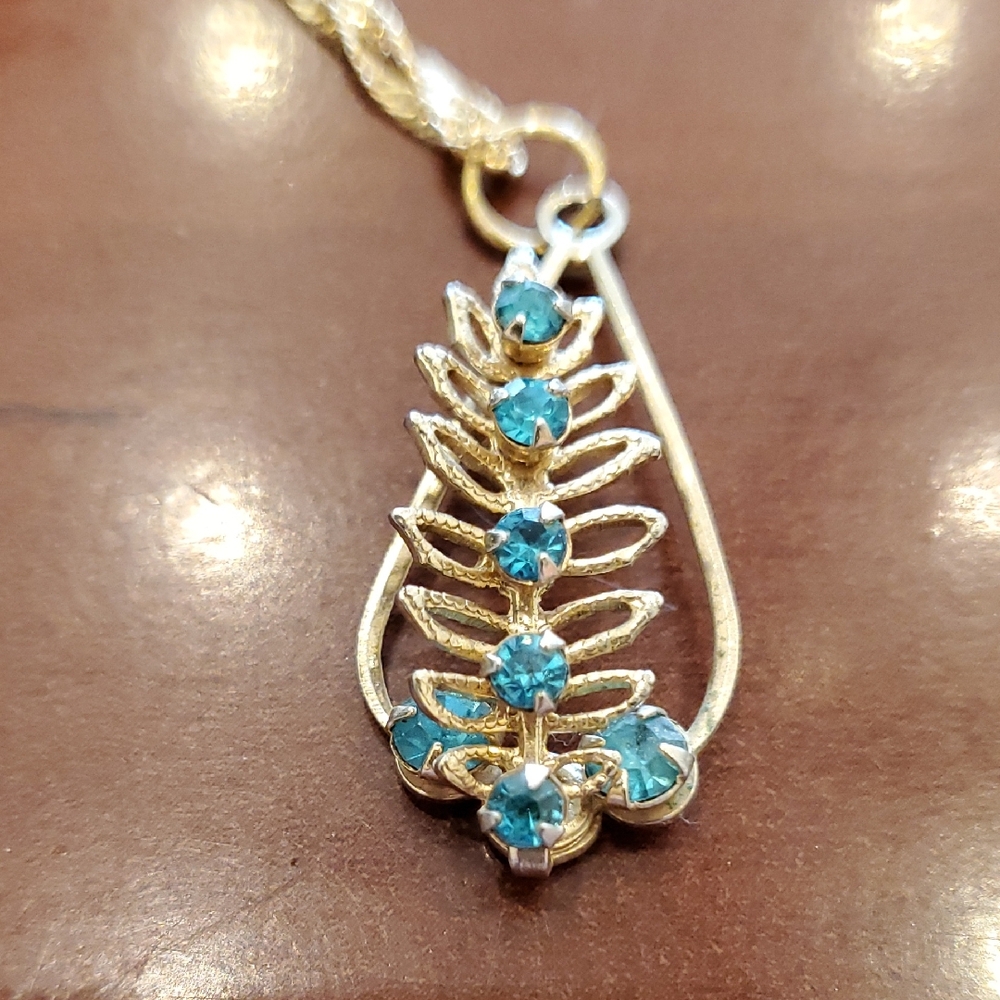 Vintage Leaf Pendant